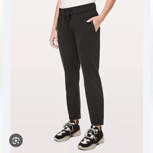 Lululemon On the Fly 7/8 Pant. Size 4. Black.